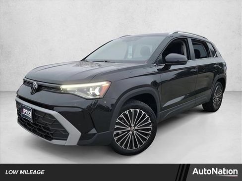 Used 2025 Volkswagen Taos SE w/ Panoramic Sunroof Package image 1