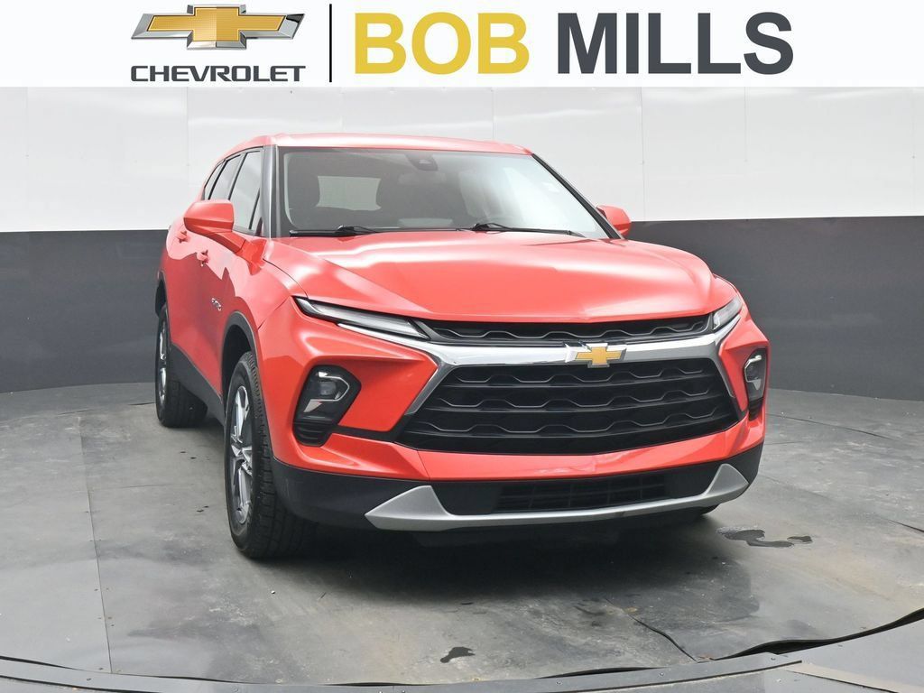 Used 2025 Chevrolet Blazer LT FWD image 1