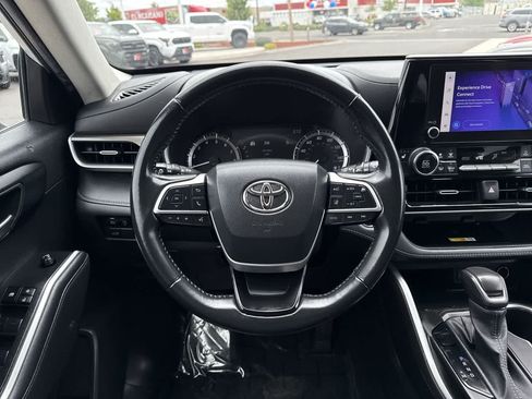 Used 2023 Toyota Highlander XLE AWD/4WD image 17