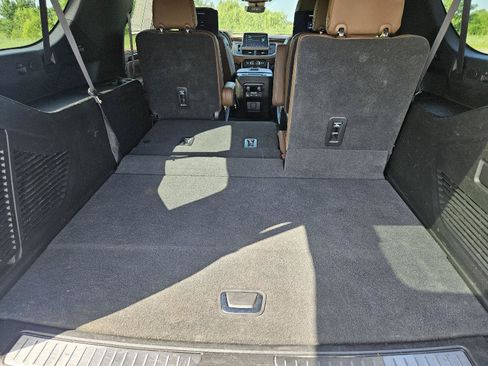 Used 2023 Chevrolet Suburban High Country w/ Advanced Technology Package AWD/4WD image 21