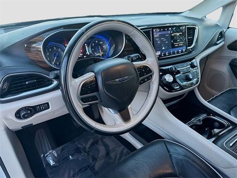 Used 2021 Chrysler Pacifica Limited image 9