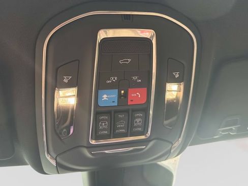 Used 2025 Jeep Grand Cherokee Limited w/ Luxury Tech Group II AWD/4WD image 31