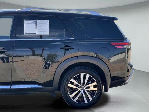 Used 2024 Nissan Pathfinder Platinum image 11