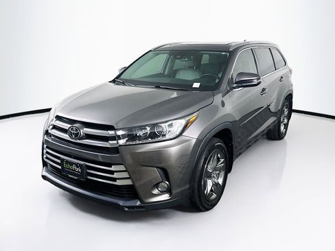 Used 2017 Toyota Highlander Limited Platinum FWD image 3
