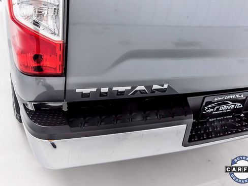 Used 2017 Nissan Titan SV image 10