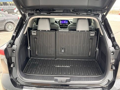 New 2026 Toyota Highlander Platinum image 17