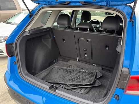 Used 2023 Volkswagen Taos SE w/ Panoramic Sunroof Package image 32