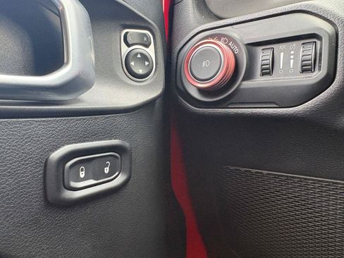 Used 2019 Jeep Wrangler Unlimited Sport S AWD/4WD image 32