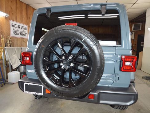 Used 2025 Jeep Wrangler Unlimited Sahara image 21