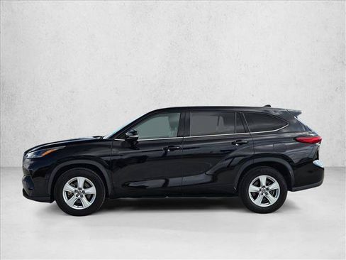 Used 2021 Toyota Highlander LE FWD image 9