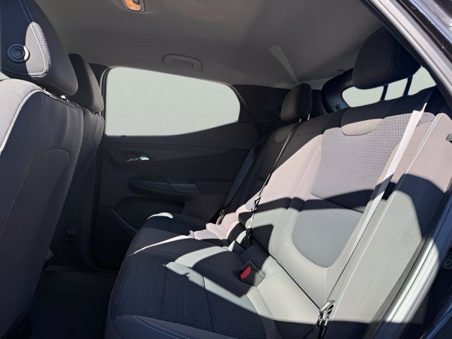 Used 2022 Chevrolet Bolt EUV LT w/ Comfort Package FWD image 9