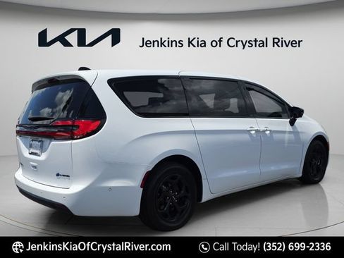 Used 2024 Chrysler Pacifica Limited w/ Uconnect Theater Family Group FWD image 5