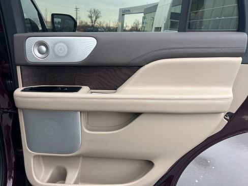 Used 2024 Lincoln Navigator Reserve image 12