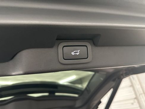 Used 2020 Land Rover Discovery HSE image 30