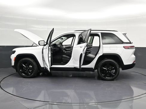 Used 2024 Jeep Grand Cherokee Limited w/ Black Appearance Package AWD/4WD image 45