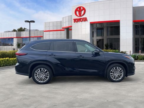 Used 2025 Toyota Highlander Platinum AWD/4WD image 8