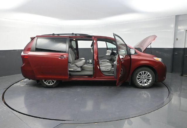 Used 2017 Toyota Sienna XLE w/ Outdoor Package FWD image 35