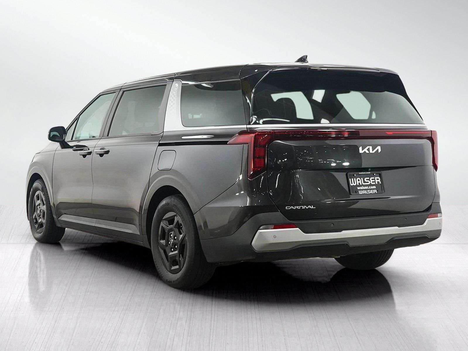 Used 2025 Kia Carnival FWD image 3