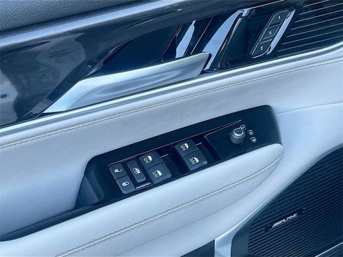 Used 2024 Jeep Wagoneer 4WD w/ Premium Group I image 18