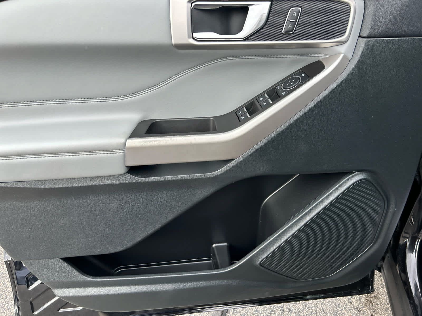 Used 2024 Ford Explorer XLT w/ Equipment Group 202A AWD/4WD image 11