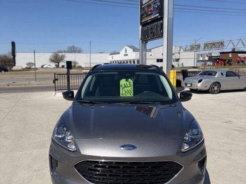 Used 2021 Ford Escape SE w/ SE Sport Appearance Package image 3