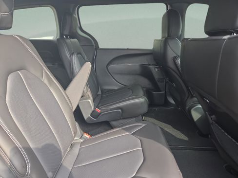 New 2026 Chrysler Pacifica Select image 25
