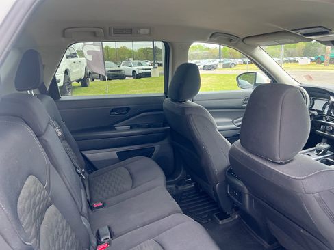 Used 2023 Nissan Pathfinder SV image 13