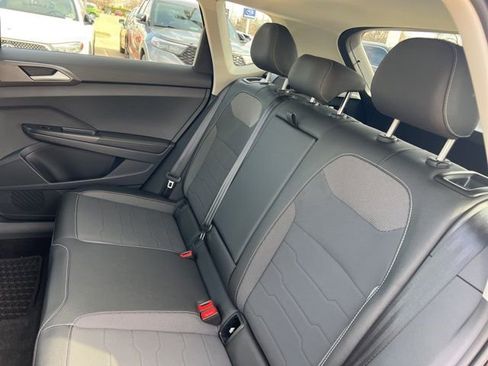 Used 2025 Volkswagen Taos SE image 8