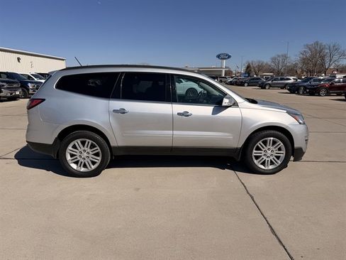 Used 2015 Chevrolet Traverse LT w/ Style and Technology Package image 2