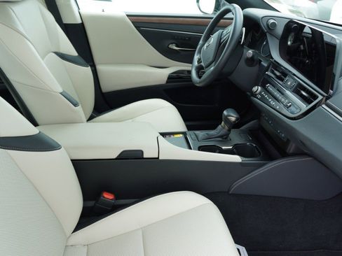 Used 2025 Lexus ES 350 w/ Premium Package FWD image 9