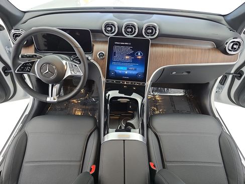 Used 2025 Mercedes-Benz GLC 300 image 9