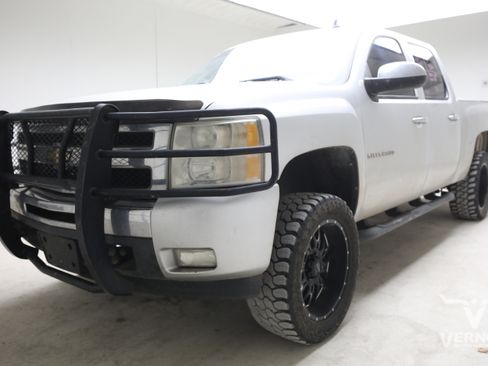 Used 2011 Chevrolet Silverado 1500 LT w/ Regional Value Package AWD/4WD image 1
