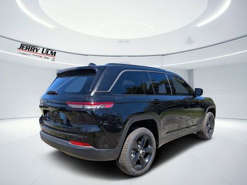 New 2026 Jeep Grand Cherokee Limited RWD image 3