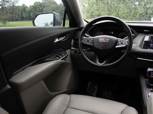 Used 2023 Cadillac XT4 Luxury w/ Cold Weather Package FWD image 10