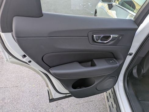 Used 2023 Volvo XC60 B5 Plus image 31