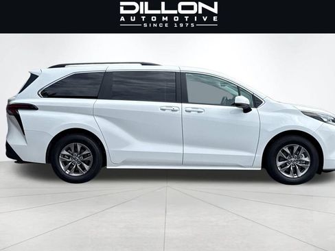 Used 2026 Toyota Sienna LE AWD/4WD image 3
