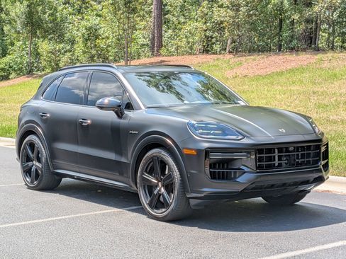 Certified 2025 Porsche Cayenne Turbo AWD/4WD image 33