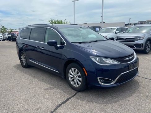 Used 2019 Chrysler Pacifica Touring-L FWD image 2