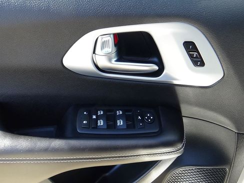 Used 2026 Chrysler Pacifica Limited FWD image 16