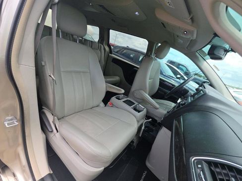 Used 2013 Chrysler Town & Country Touring FWD image 9