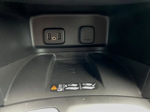 Used 2018 Chevrolet Equinox Premier image 24