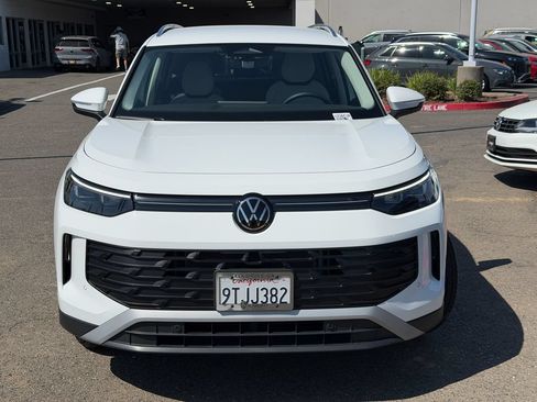 Certified 2025 Volkswagen Tiguan SE AWD/4WD image 4