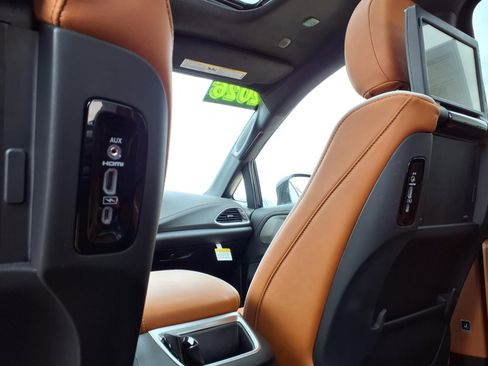 New 2026 Chrysler Pacifica Pinnacle w/ Trailer Tow Group image 25