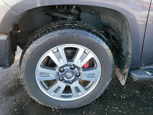 Used 2021 Toyota Tundra 4x4 CrewMax image 6