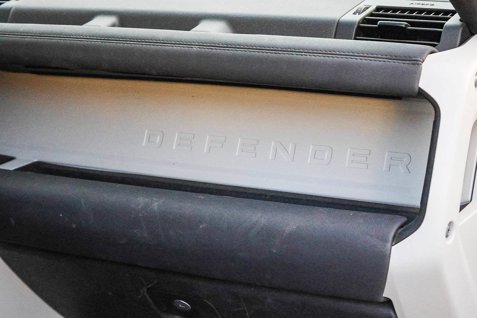 Certified 2025 Land Rover Defender 110 X-Dynamic SE AWD/4WD image 12