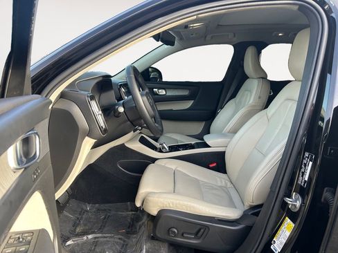 Used 2023 Volvo XC40 B5 Plus image 15