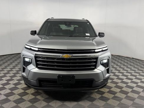 Used 2025 Chevrolet Traverse LT FWD image 4