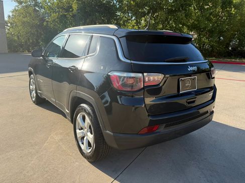 Used 2018 Jeep Compass Latitude w/ Cold Weather Group FWD image 4