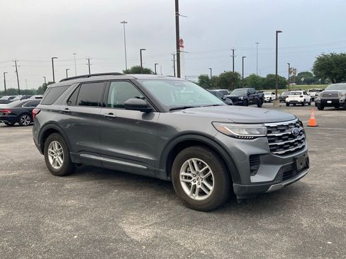 Used 2025 Ford Explorer Active RWD image 3