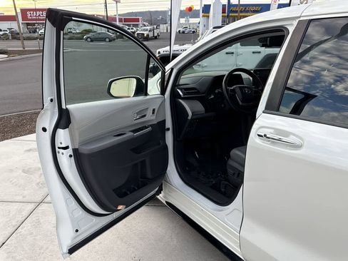 Used 2021 Toyota Sienna Limited image 10